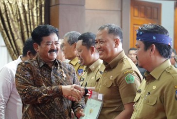Menteri ATR/BPN Serahkan 260 Sertifikat di Sulawesi Tenggara