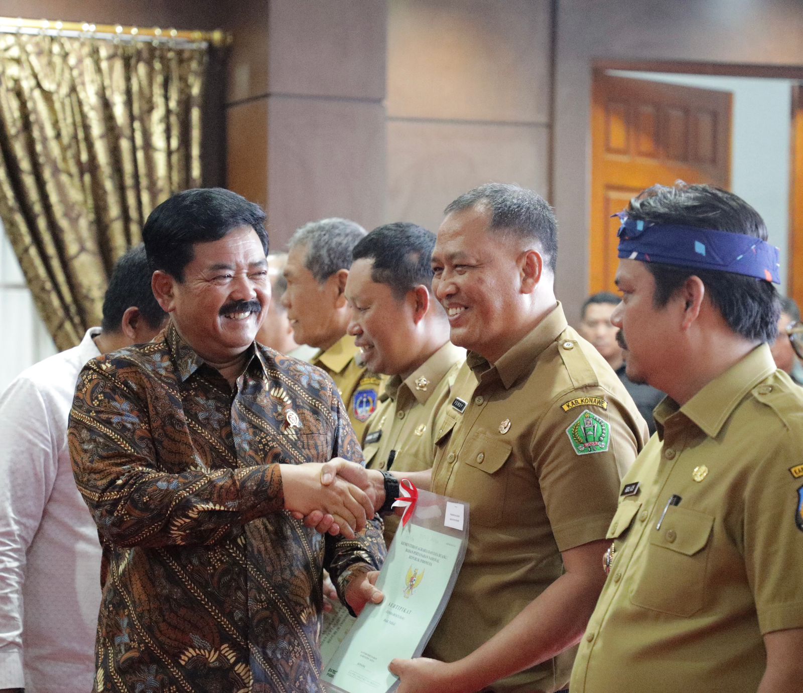 Menteri ATR/BPN Serahkan 260 Sertifikat di Sulawesi Tenggara
