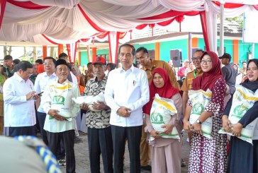 Kunjungi Kota Cilegon, Presiden Jokowi Tinjau PT Lotte Chemical dan Bagikan Bantuan Sembako kepada Masyarakat