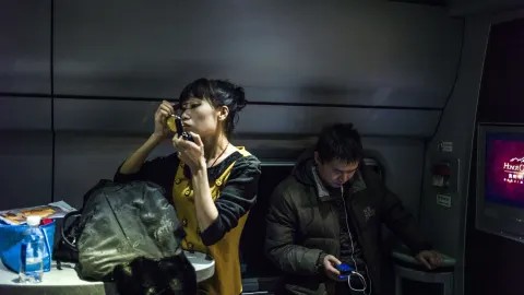 China Melarang Perempuan Merias Wajah di Kereta Api