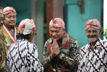 Menko Muhadjir Terima Gelar Adat Raden Pangeran Anom dari Kasepuhan Majan