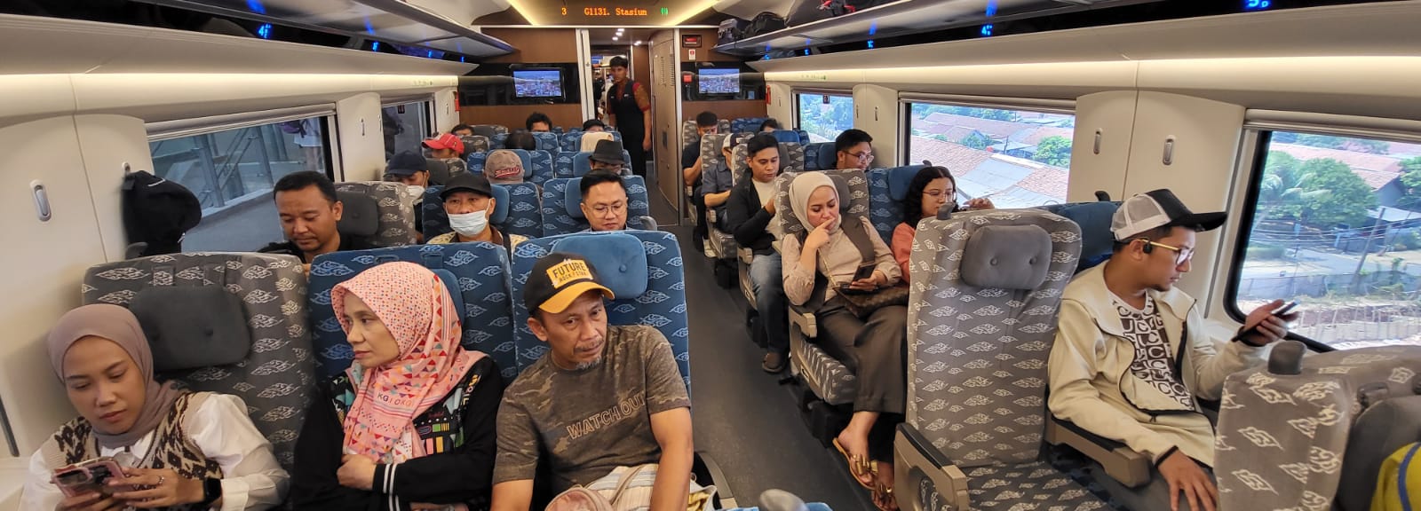 Hari Kedua Tiket Berbayar Kereta Cepat Whoosh Angkut Sekitar 4.000 Penumpang