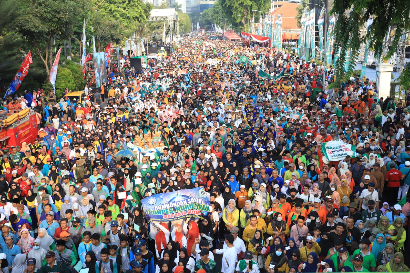 Ketum PBNU Lepas Para Peserta Jalan Santai Hari Santri 2023 di Surabaya