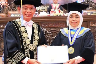 Alhamdulillah, Gubernur Khofifah Dianugerahi Gelar HC UA Bidang Ilmu Ekonomi dari Fakultas Ekonomi dan Bisnis Unair