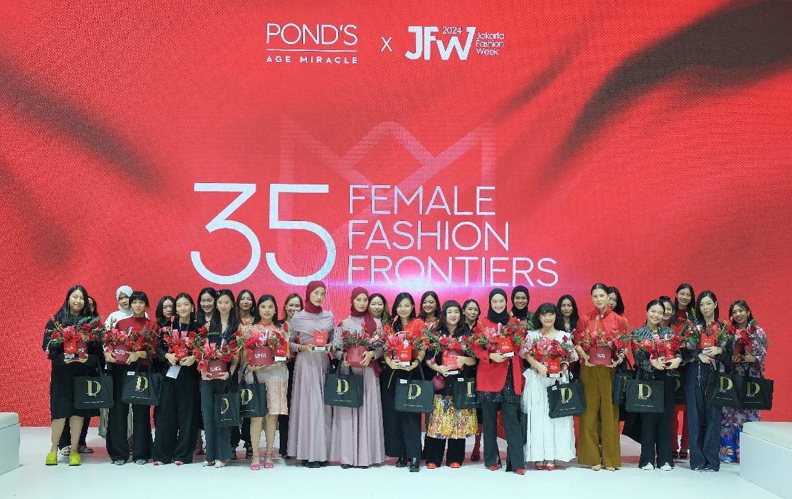 35 Perempuan Terima Penghargaan dari Pond’s di Jakarta Fashion Week 2024