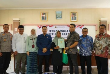 BPN Kabupaten Bekasi Serahkan 200 Sertifikat PTSL ke Warga Desa Wanasari