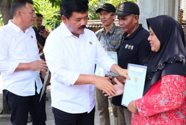 Menteri ATR/Kepala BPN Serahkan Sertifikat Tanah kepada Para Korban Lumpur Lapindo