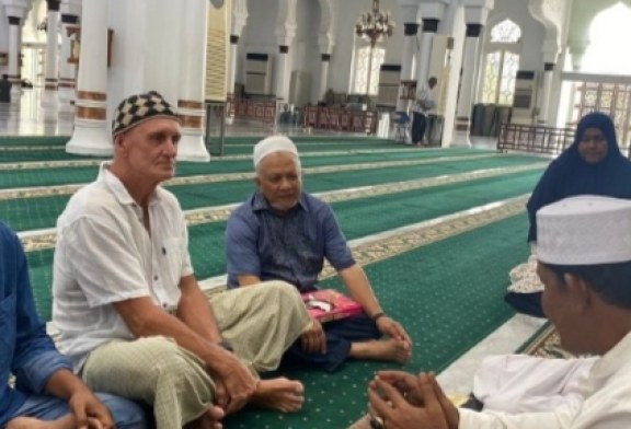 Turis Asal Australia Peluk Islam di Aceh Setelah Baca Kisah Rasulullah