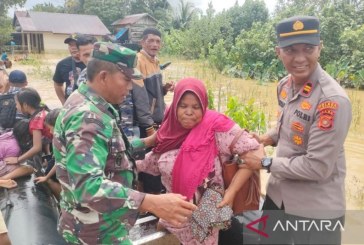 TNI-Polri Bantu Evakuasi Korban Banjir di Aceh Barat