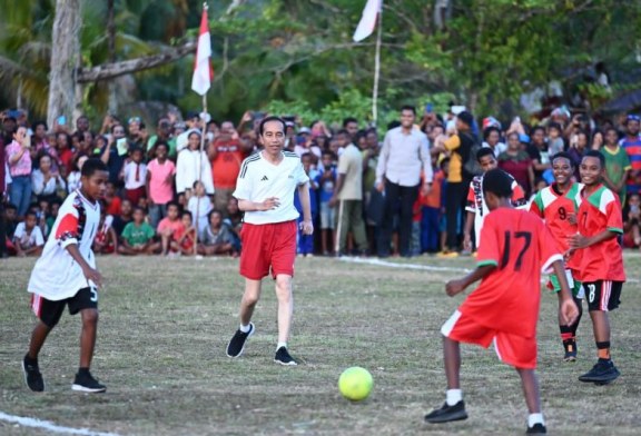 Jokowi Bagikan Foto Keseruan Main Sepak Bola di Instagram