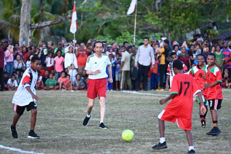 Jokowi Bagikan Foto Keseruan Main Sepak Bola di Instagram