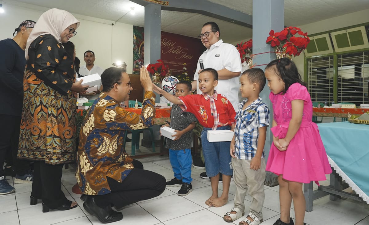 Anies Rayakan Malam Natal di Panti Asuhan St. Thomas Semarang
