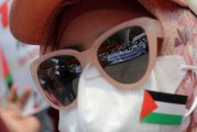 FOTO Nakes Gelar Aksi Solidaritas untuk Palestina di Patung Kuda Jakarta