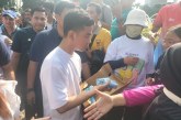 Gibran Bagikan Susu kepada Warga di Bundaran HI Jakarta Pusat