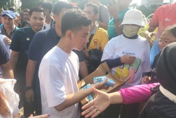 Gibran Bagikan Susu kepada Warga di Bundaran HI Jakarta Pusat