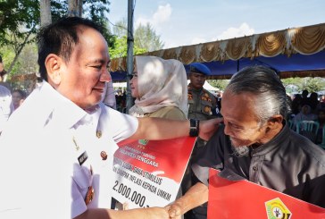 Pj Gubernur Sultra Salurkan Bantuan kepada Masyarakat dalam Upaya Kendalikan Inflasi Jelang Nataru