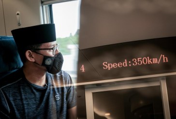 Menparekraf Jajal Kereta Cepat Woosh Menuju Bandung