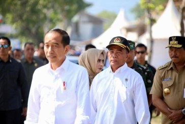 Hujan Mulai Turun, Menko PMK Dampingi Jokowi Dorong Petani Desa Kaibahan Tanam Padi