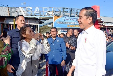 FOTO Jokowi Berkunjung ke Pasar Oebobo, Kota Kupang