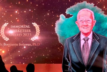 Legenda Farmasi Indonesia Dr Boenjamin Setiawan Dianugerahi Immortal Marketeer Award 2023
