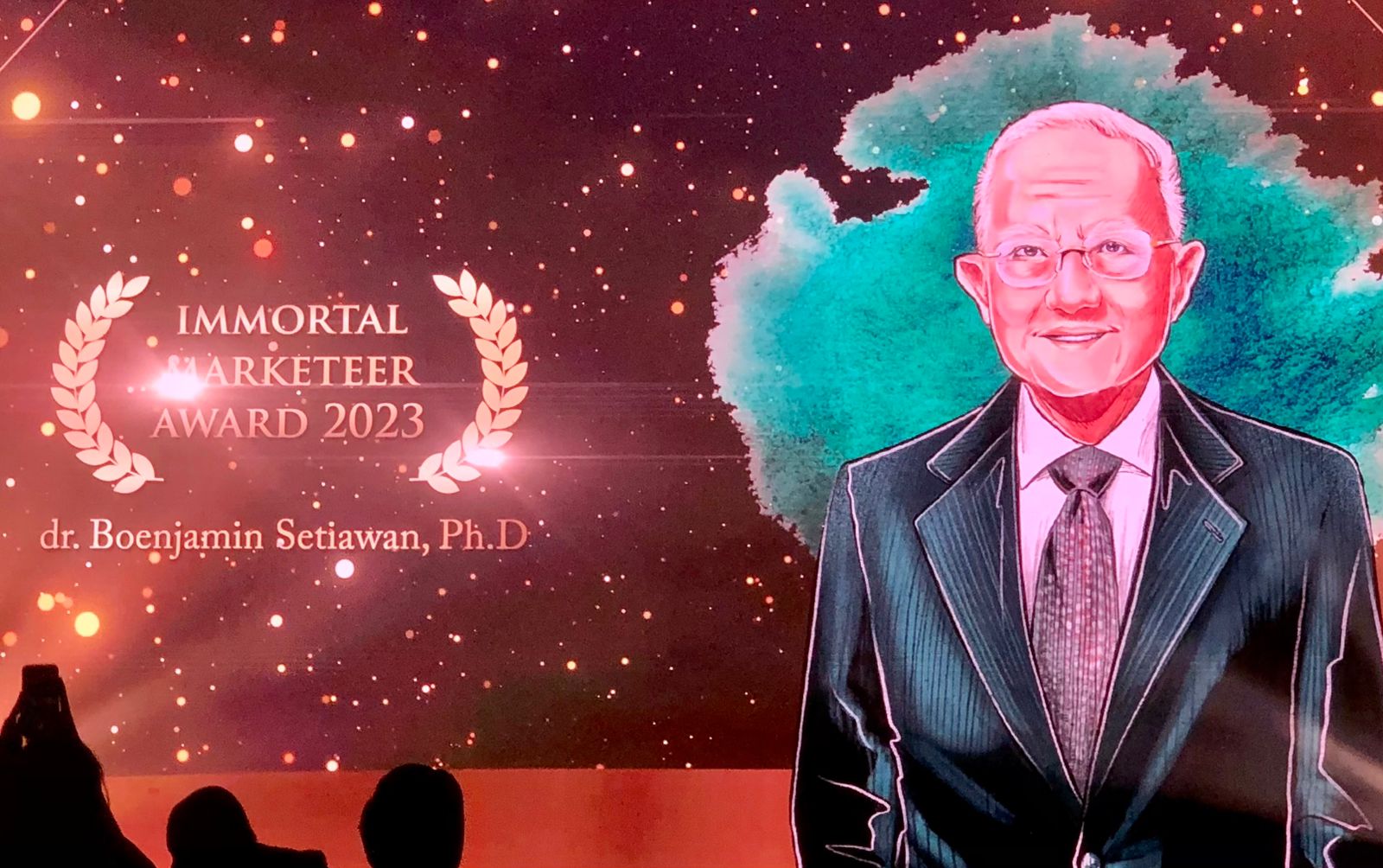 Legenda Farmasi Indonesia Dr Boenjamin Setiawan Dianugerahi Immortal Marketeer Award 2023