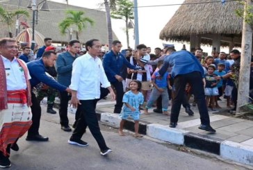 Jokowi Menari Bersama Masyarakat di Pinggir Pantai Kelapa Lima Kota Kupang