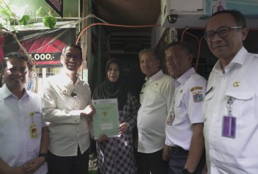 Pj Gubernur Heru Antar Langsung Sertipikat PTSL ke Rumah Warga Mampang Prapatan