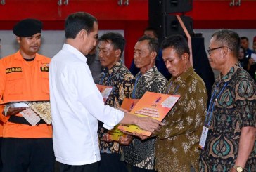 Jokowi Serahkan Bantuan Stimulan Petani Gagal Panen di Grobogan