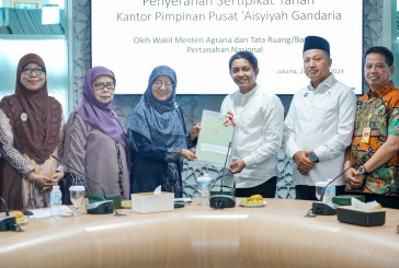 Wamen ATR/BPN Serahkan Sertifikat Hak Milik kepada PP Aisyiyah Gandaria
