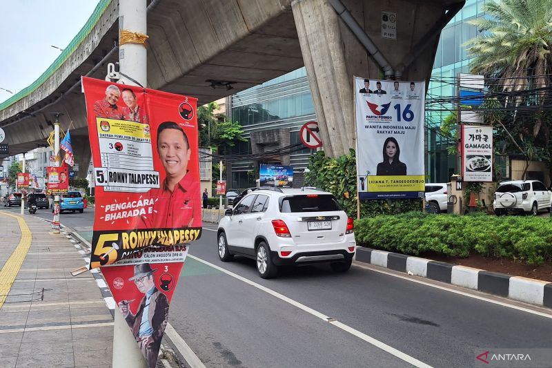 Demi Terciptanya Pemilu Kondusif, Pihak Bawaslu DKI Jakarta Kembali Tertibkan Ribuan APK