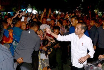 Presiden Jokowi dan Iriana Bagikan Kaos dan Perlengkapan Balita di Salatiga