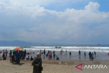 Pantai Selatan Sukabumi Dipenuhi Ratusan Wisatawan untuk Rayakan Tahun Baru