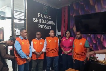 Polres Kepulauan Aru Serahkan Lima Komisioner KPU ke Kejati Maluku Terkait Kasus Korupsi Dana Hibah Pilkada
