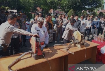 Polresta Cirebon Manfaatkan Knalpot Bising Hasil Razia untuk Membuat Tugu Udang Edukatif