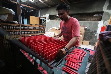 FOTO Penjualan Lilin Imlek Alami Peningkatan di Tangerang