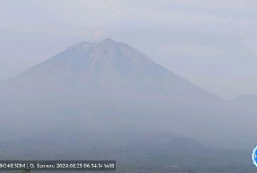 Gunung Semeru Alami Erupsi Pagi Ini, Semburkan Abu Vulkanik Hingga 400 Meter