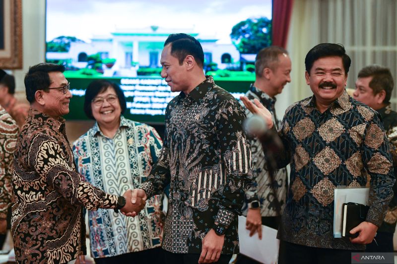 Kata Pengamat Politik UI Jokowi yang Mendesain Jabat Tangan AHY-Moeldoko