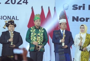 Jokowi Serahkan Penghargaan PWI kepada Wali Kota Banjarbaru