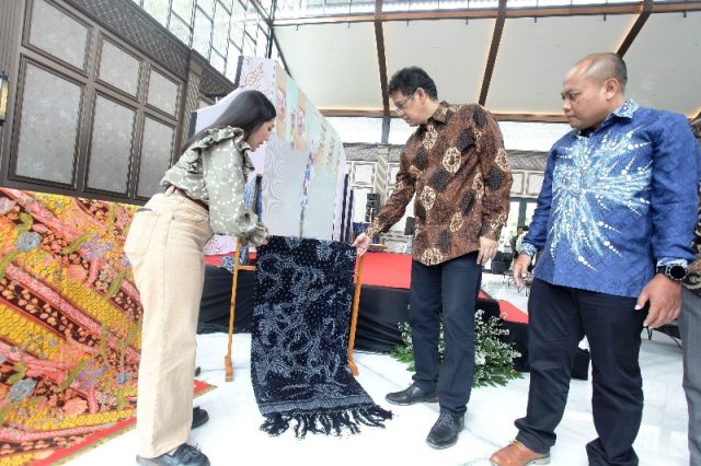 Ketua Dewan Komisioner LPS Purbaya Yudhi Sadewa meninjau salah satu UMKM Batik pada kegiatan sosial kemasyarakatan LPS Peduli Bakti Bagi Negeri