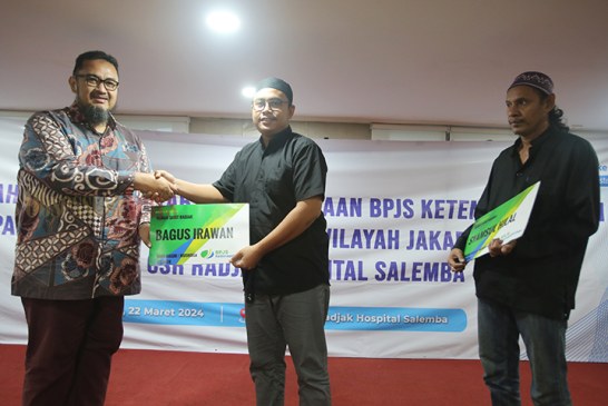 FOTO Radjak Hospital Salemba Serahkan Kartu BPJS Ketenagakerjaan kepada Pekerja di Jakarta Pusat