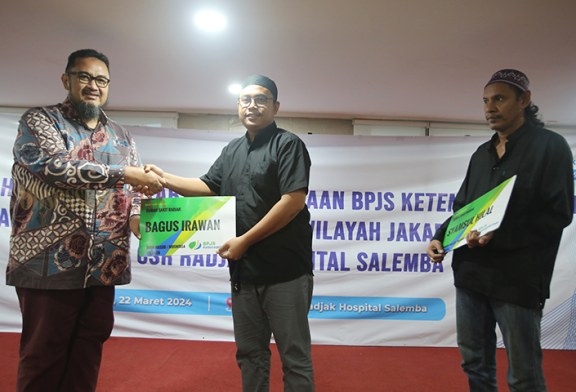 FOTO Radjak Hospital Salemba Serahkan Kartu BPJS Ketenagakerjaan kepada Pekerja di Jakarta Pusat