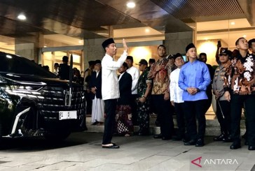 Jokowi Sapa dan Swafoto Bersama Jemaah Salat Idulfitri di Masjid Istiqlal Jakarta