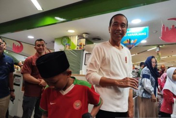 Jokowi Antar 43 Anak Yatim belanja Baju dan Makanan untuk Lebaran