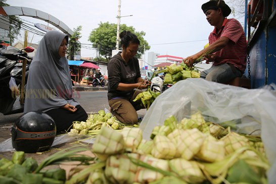 FOTO Pedagang Kulit Ketupat di Pasar Palmerah Jelang Lebaran