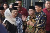 Jokowi Salatkan Jenazah Mooryati Soedibyo di Rumah Duka