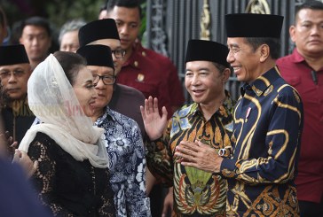 Jokowi Salatkan Jenazah Mooryati Soedibyo di Rumah Duka