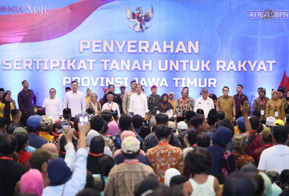 AHY Dampingi Presiden Jokowi Serahkan 10.323 Sertipikat Tanah di Banyuwangi