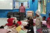 Polres Jayapura Mengajar Baca Tulis Anak Papua dengan Kertas Bekas untuk Bantu Atasi Buta Aksara