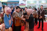 Ibu Negara Iriana Jokowi Beli Batik dan Gelang di Stan UMKM Mitra Binaan Pertamina