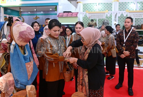 Ibu Negara Iriana Jokowi Beli Batik dan Gelang di Stan UMKM Mitra Binaan Pertamina